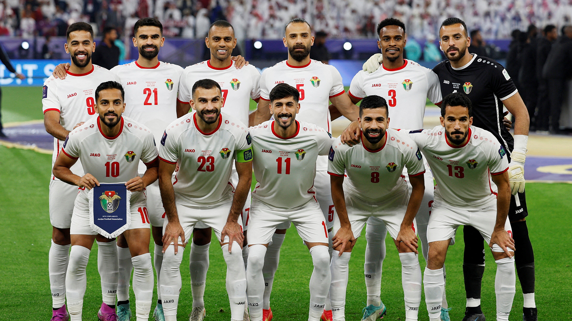 La selección de Jordania posa para la foto grupal previo al inicio de un partido.